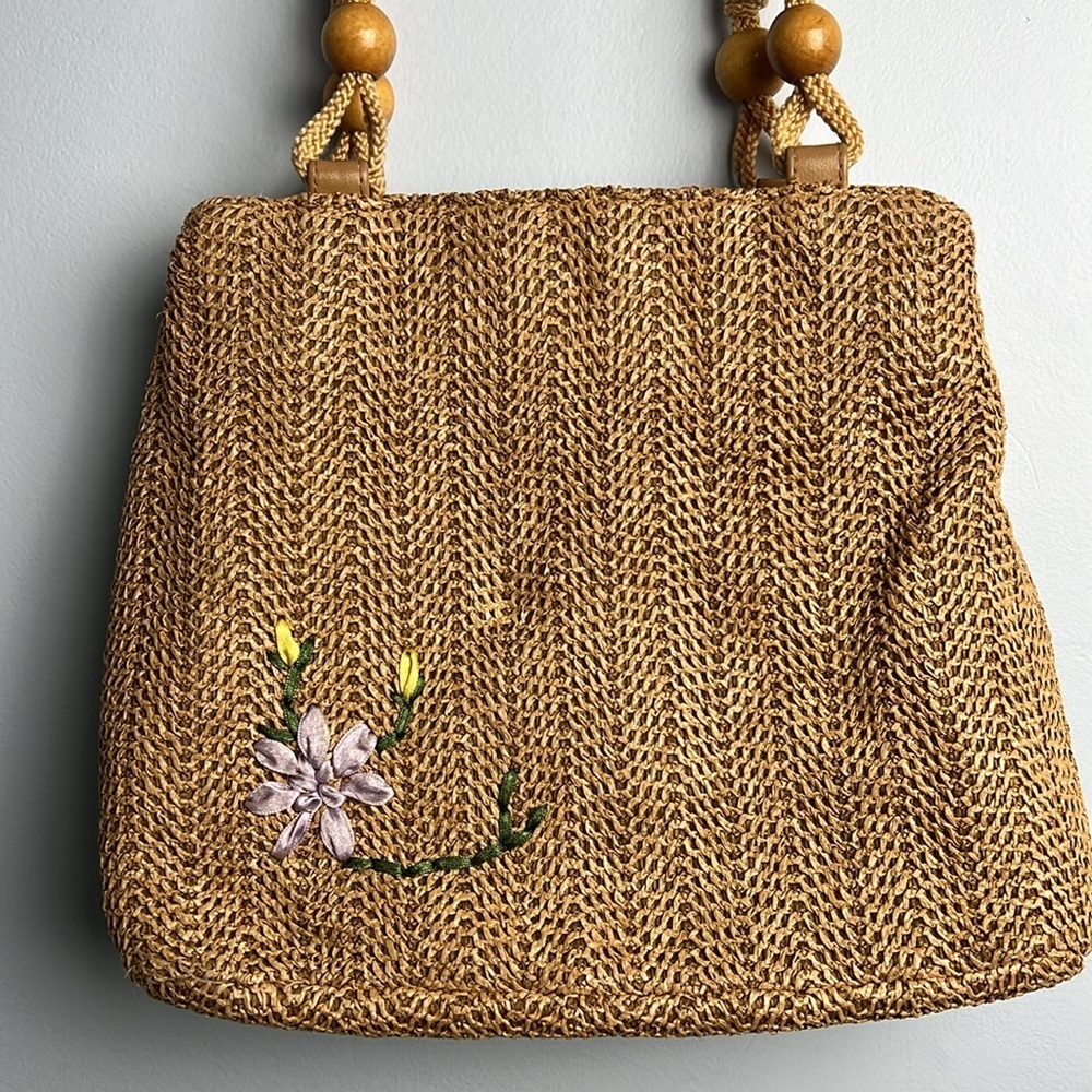 Vintage straw shoulder tote/ bag with floral embroidery and beads on handles - Picture 2 of 10